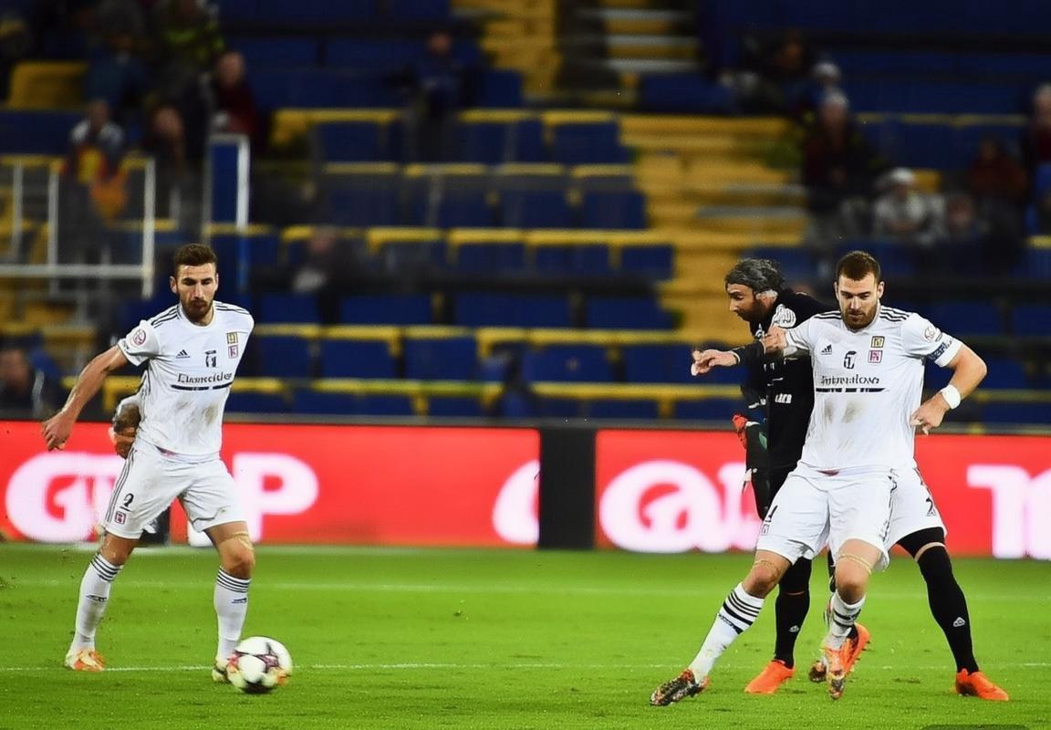 里昂欧联杯4-0横扫萨格勒布迪纳摩，卡克莱尔传射建功助法甲第四终结连败